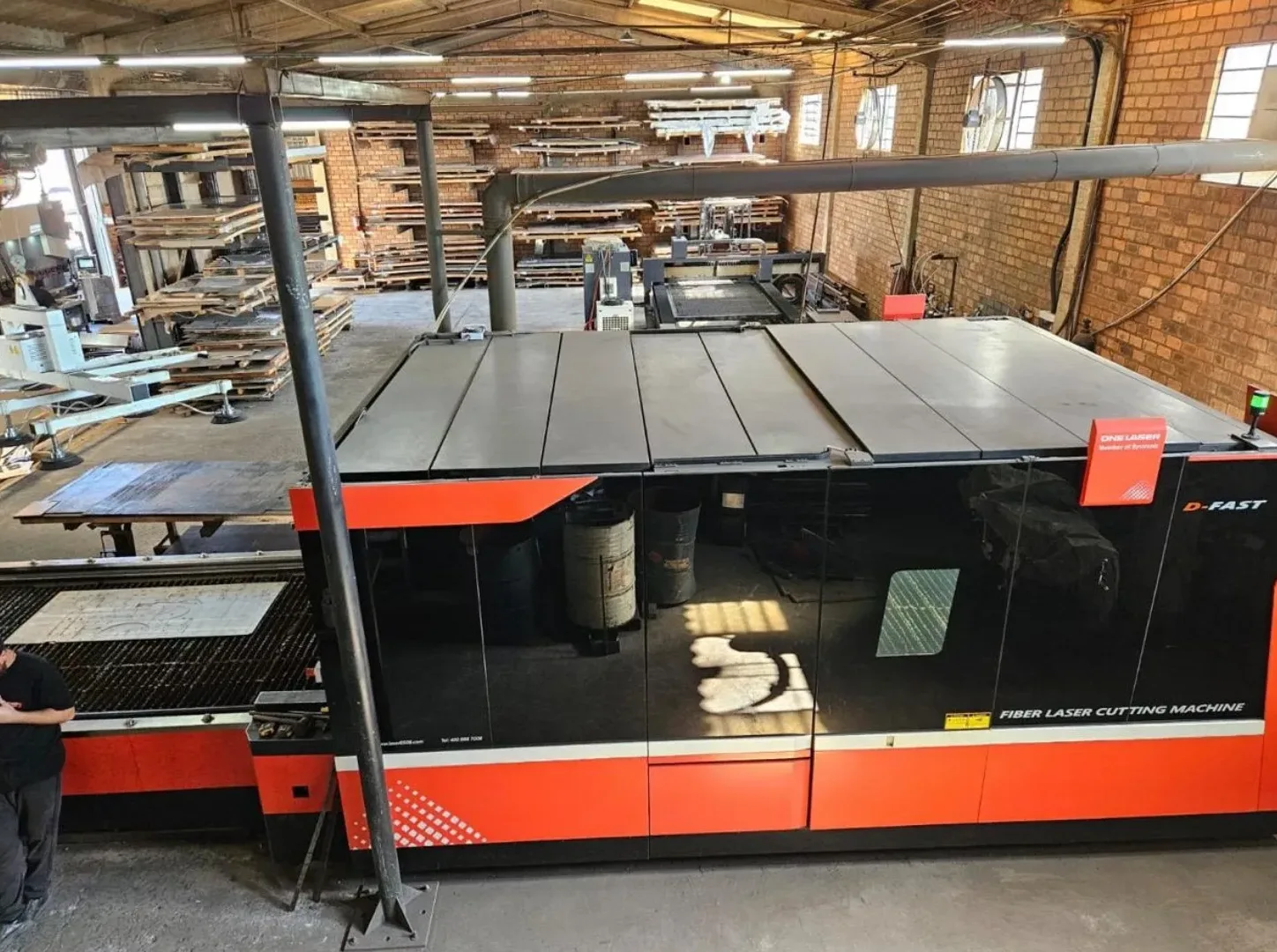 Máquina de corte a laser de fibra na fábrica da Metalfar em Farroupilha